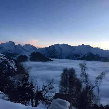 Dom wakacyjny Spacious Mountain For 14 Huez